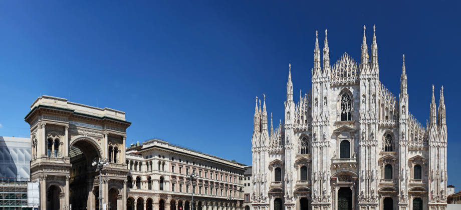 Piazza del Duomo , with Duomo (on the right) and the Galleria Vittorio Emanuele II (on the left)